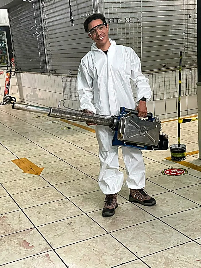 Técnico de RDA Security realizando fumigación